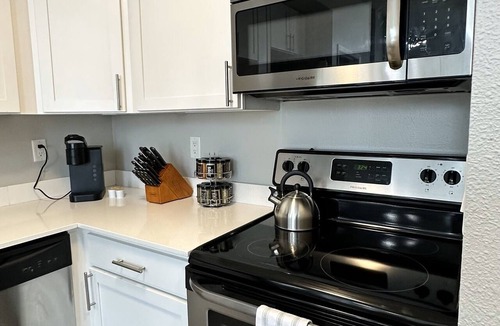 Downtown Des Moines Apartment | Boho Loft/Skyline View/Walk to Arena Events
