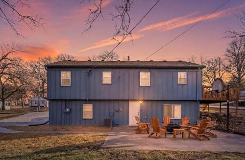Merriam House | Boho Lounge - Pet Friendly Home Close to I-35 & KC