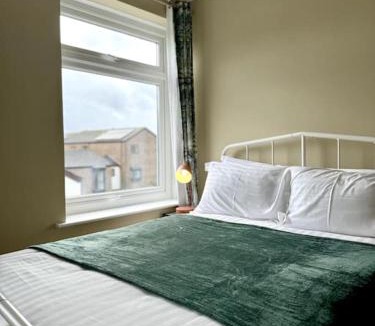 Southampton City Centre House | Boho Modern Entire House in Southampton - Sleeps 13 - 5 Bedrooms - 7 Beds - Overlooking the original city walls -walking Distance to the city centre & Cruise Terminals - Private garage