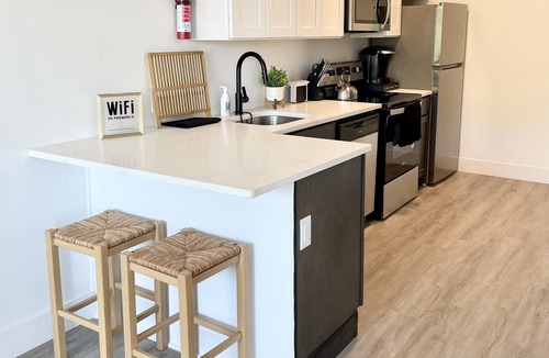 Elizabeth Apartment | Boho Queen Studio Near NYC, EWR, MetLife