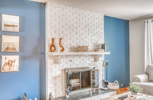 Northwest Calgary House | Boho Retreat w/King Bed on Bow River Pathway