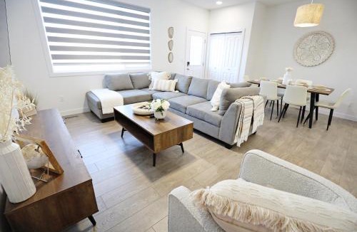 Northwest Edmonton House | BoHo Retreat with King Beds|A/C|Disney+|Near WEM