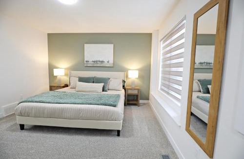 Northwest Edmonton House | BoHo Retreat with King Beds|A/C|Disney+|Near WEM