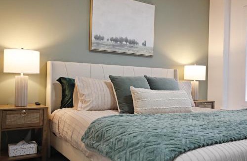 Northwest Edmonton House | BoHo Retreat with King Beds|A/C|Disney+|Near WEM