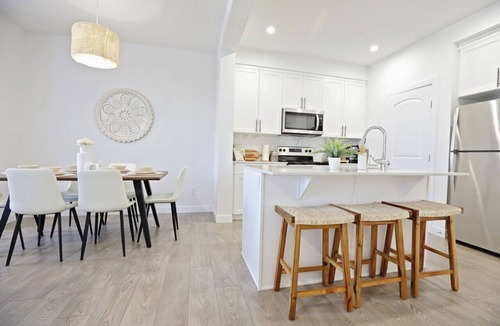 Northwest Edmonton House | BoHo Retreat with King Beds|A/C|Disney+|Near WEM