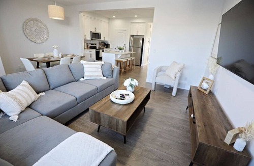 Northwest Edmonton House | BoHo Retreat with King Beds|A/C|Disney+|Near WEM