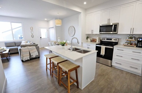 Northwest Edmonton House | BoHo Retreat with King Beds|A/C|Disney+|Near WEM
