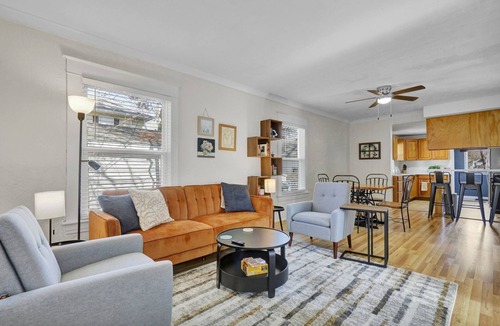 Lansing House | Boho/Retro Style | 2 Bdrm | 10 Mins to MSU Campus