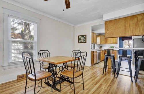 Lansing House | Boho/Retro Style | 2 Bdrm | 10 Mins to MSU Campus