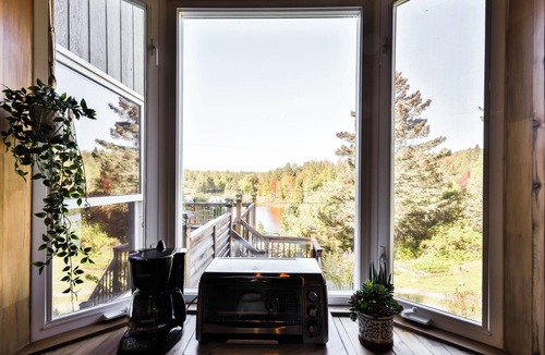 Rawdon Ski Chalet | 🌿 Boho-rustic retreat in nature with panoramic lakefront & mountain views