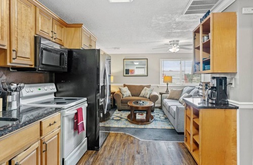 Morton Apartment | Boho-Style 2B/1B by the Philadelphia Airport w/Nearby Parking Spot!