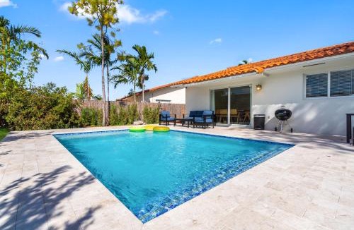 University Park House | Boho Style 5 BR 2,5 BT Heated Pool Fit 14