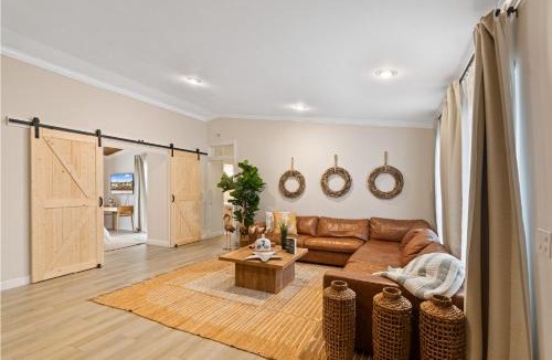 University Park House | Boho Style 5 BR 2,5 BT Heated Pool Fit 14