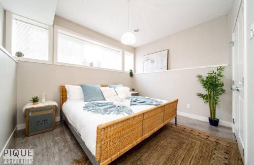 North Central Edmonton House | Boho Suite - Long Stays - King Bed - Fireplace & WiFi