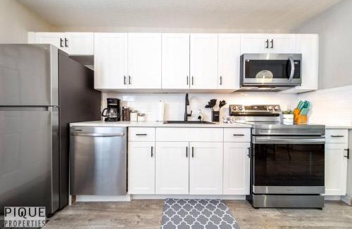 North Central Edmonton House | Boho Suite - Long Stays - King Bed - Fireplace & WiFi