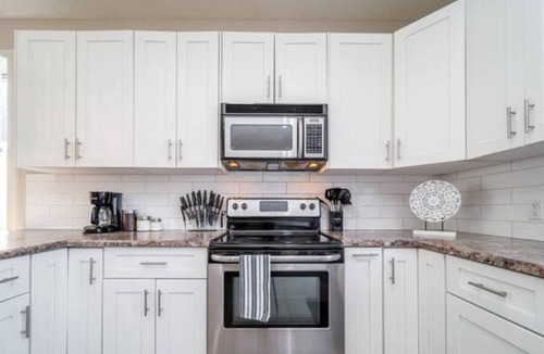 North Central Edmonton House | BoHo Vibes - Patio & BBQ - King Bed - Garage Parking