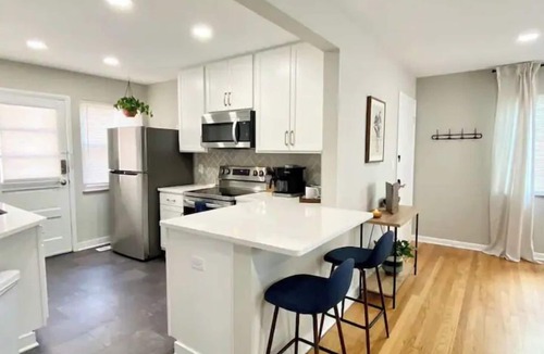 Grandview Heights Apartment | Bold & Beautiful Flat - Unmatched location - Garage