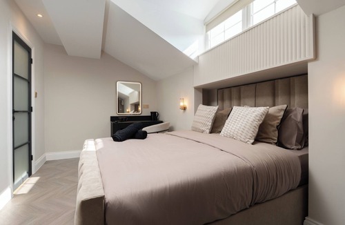 RopeWalks Apartment | Bold St | Skylight Charm with Fireplace | King Bed