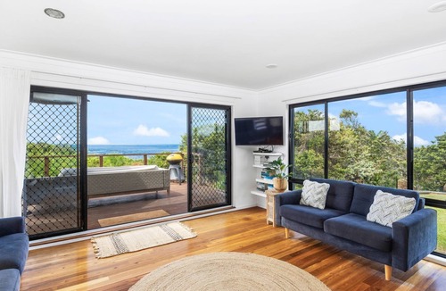 Ulladulla House | Bommie Coastal Headland - Stunning spacious home with the beach at your doorstep