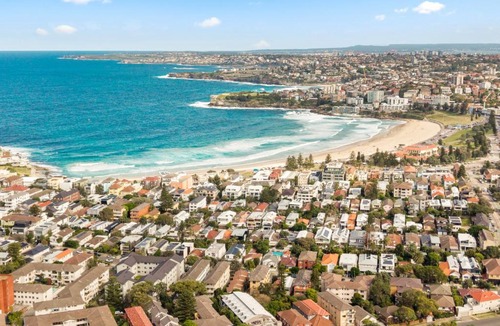 North Bondi Apartment | Bondi Family Retreat with Balcony and Skyline Views
