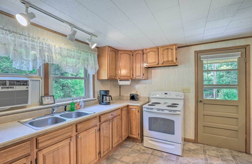 Marshall Cabin | Bonfires & BBQs! Creekside Retreat in Marshall
