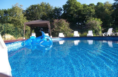 Malguenac House | Bonne Chere, Family Friendly Cottage with Pool LPS