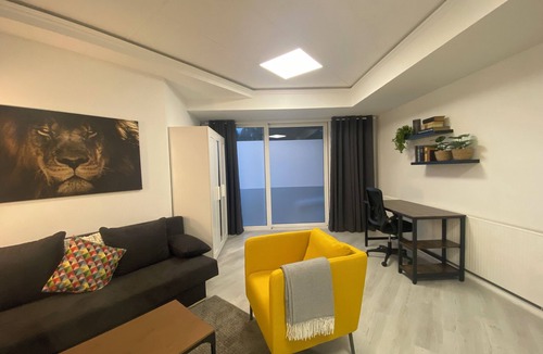 Troisdorf Apartment | bonquartier| Chic, urban oasis with workplace