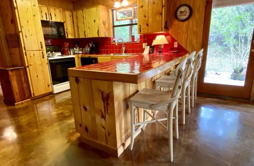 Concan Cabin | Book 3 Nights Get 4th Free ~Jewel of a Cabin, End of Lane, 2 minutes 2 Frio!