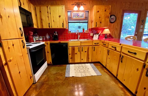 Concan Cabin | Book 3 Nights Get 4th Free ~Jewel of a Cabin, End of Lane, 2 minutes 2 Frio!