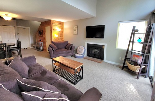 Acme Condo | Book a Spring visit! 2br Grand Traverse Condo- Wifi, ❤ location, sleeps 6!