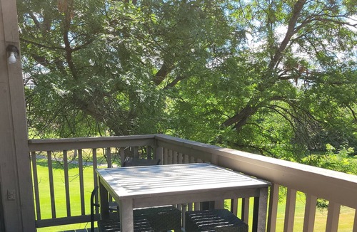 Acme Condo | Book a Spring visit! 2br Grand Traverse Condo- Wifi, ❤ location, sleeps 6!