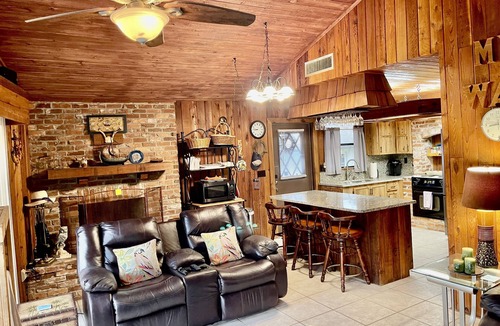Weeki Wachee Gardens House | Book Now: February’s Final 12% Off Riverfront Escape - River Captains Quarters