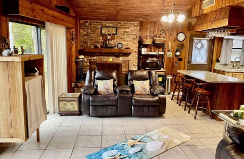 Weeki Wachee Gardens House | Book Now: February’s Final 12% Off Riverfront Escape - River Captains Quarters