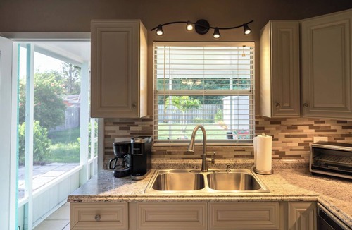 Stuart House | Book today, dinner on us! New listing! Stuart/Port Salerno cute cottage!