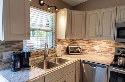 Stuart House | Book today, dinner on us! New listing! Stuart/Port Salerno cute cottage!