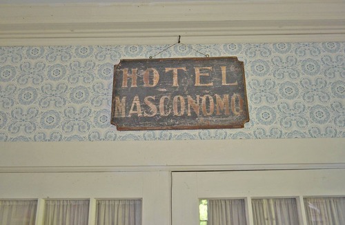 Manchester-by-the-Sea House | Booth Cottage: Private Path to Singing Beach