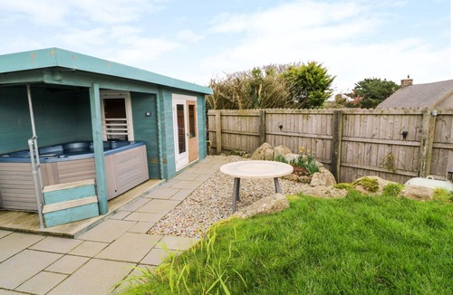 Lamorna Cottage | BORAH LODGE, pet friendly, with hot tub in Mousehole