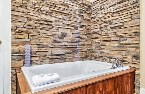 Townsend Hotel | Bordeaux Chalet Retreat - Deck and Fireplace