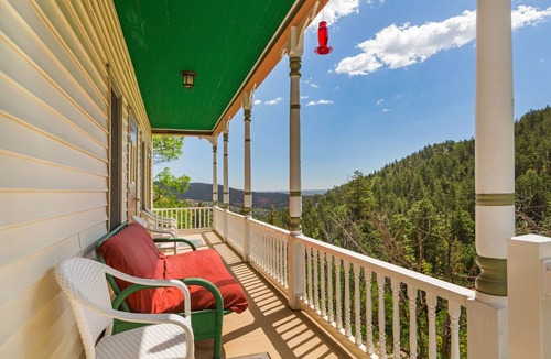Manitou Springs Cottage | Borders Cog Railway, Manitou Incline, Barr Trail ~ On Private Road ~ HOT TUB!