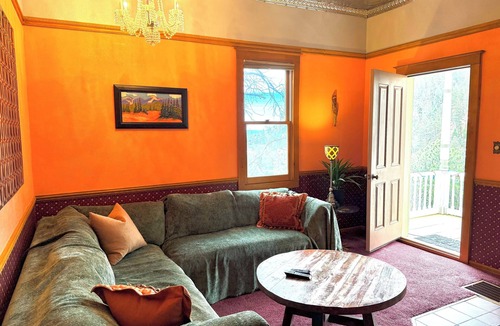 Manitou Springs Cottage | Borders Cog Railway, Manitou Incline, Barr Trail ~ On Private Road ~ HOT TUB!