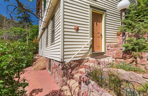 Manitou Springs Cottage | Borders Cog Railway, Manitou Incline, Barr Trail ~ On Private Road ~ HOT TUB!