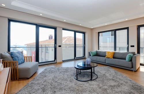 Kabatas Apartment | Bosphorus View - Modern Central Apartment with Elevator & Parking