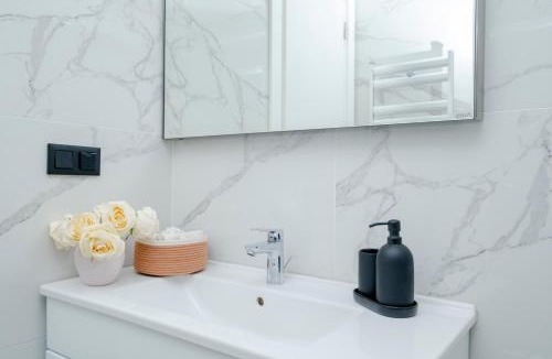 Kabatas Apartment | Bosphorus View - Modern Central Apartment with Elevator & Parking