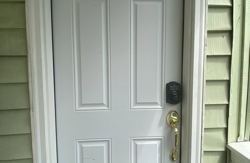 West Roxbury Apartment | Boston Cozy studio Apt. near Train&Buses ,Parking included
