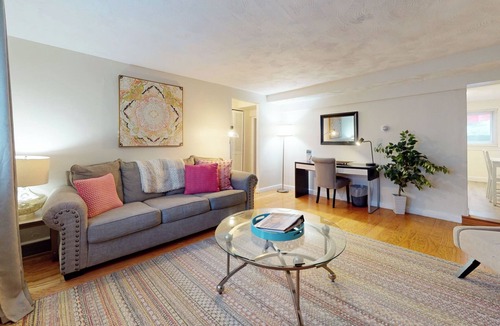 Brookline Apartment | Boston vacation,Longwood Medical,mins to MBTA,pkg
