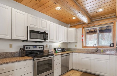Wildernest Cabin | Boulder Cat Lodge - Sleeps 14 - Pet friendly,nMtn views & close to ski resorts
