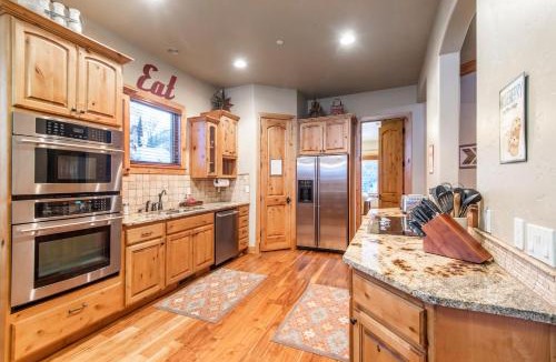Sundance House | BOULDER RIDGE - 7 BD, HUGE THEATER, POOL TABLE, HOT TUB, SAUNA