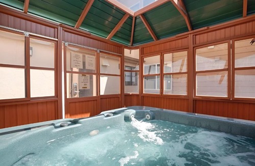 Gunbarrel Hotel | Boulder Twin Lakes Inn