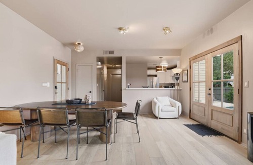 Bouldin House | Bouldin Flat with pool 3 bedroom 2 bath 2K 2Q