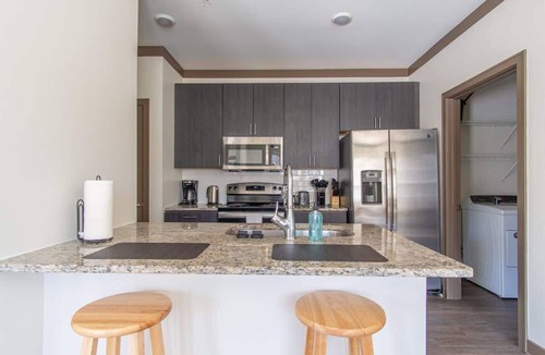 Middletown Apartment | Boulevard Stays Expansive 1BR Suite, Parking
